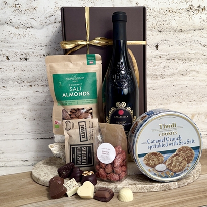 Dansk firmagavekurv med vin, delikatesser, lakrids og chokolade