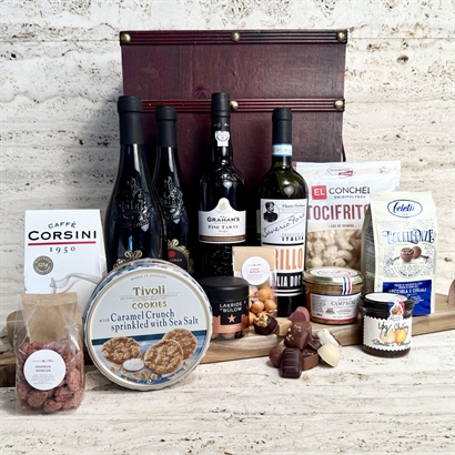 Kæmpe skattekiste med alt hvad hjertet begærer. Delikatesser vin, portvin, delikatesser, lakrids og chokolade