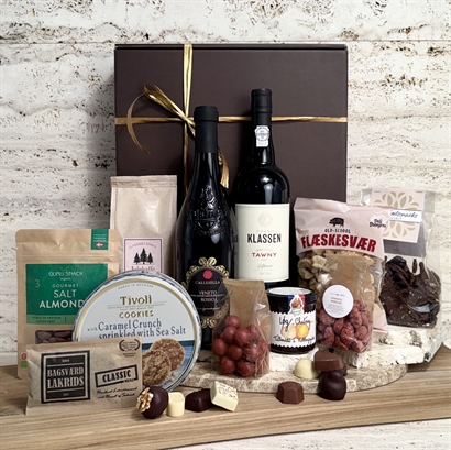 Dansk firmagavekurv med vin, portvin, delikatesser, lakrids og chokolade