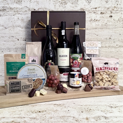 Dansk firmagavekurv med vin, portvin, gløgg, delikatesser, lakrids og chokolade