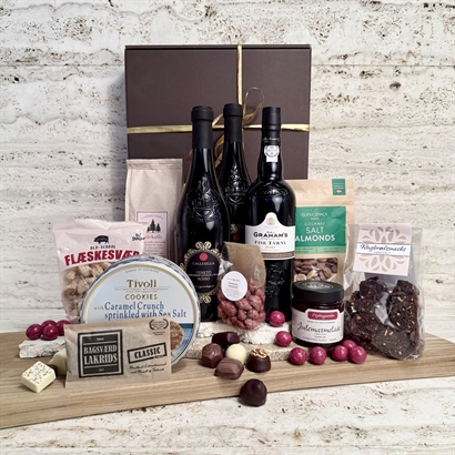Dansk firmagavekurv med vin, portvin, gløgg, delikatesser, lakrids og chokolade