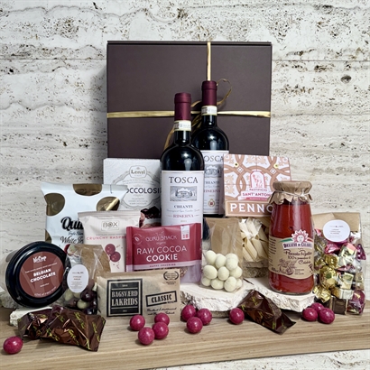 Firmagave med 2 flasker Chianti rødvin, pasta, snacks og chokolade