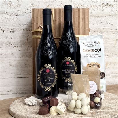 Bambusskrin med 2 flasker italiensk rødvin, chokolade og delikatesser