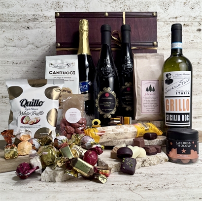 Trækuffert meget stor og fyldt med Dejlig vin, spumante, masser af chokolade og Bülow lakrids