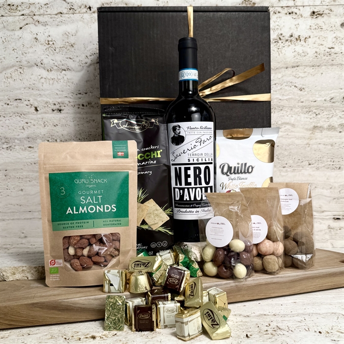   Vin og chokoladegave med 1 flaske rødvin, lækker Chokolade og snacks.