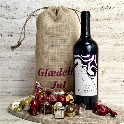 Vin og chokoladegave med 1 flaske rødvin & 300 gram luksus chokolade i julesæk