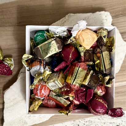 Luksus chokoladeblanding - 400 gram i præget hvid æske