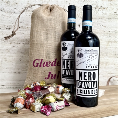 Julesæk med 2 flasker rødvin & 200 gram luksus chokoladeblanding