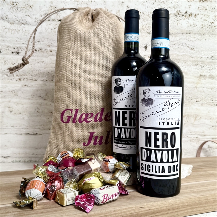Julesæk med 2 flasker rødvin & 200 gram luksus chokoladeblanding