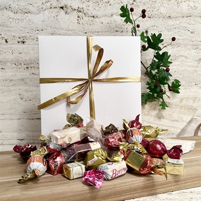 Luksus chokoladeblanding - 500 gram i præget hvid æske