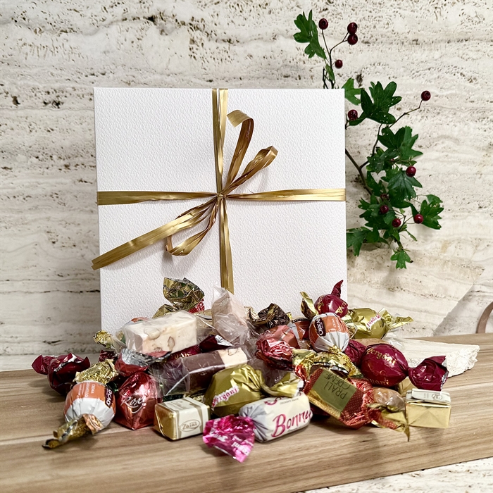 Luksus chokoladeblanding - 600 gram i præget hvid æske