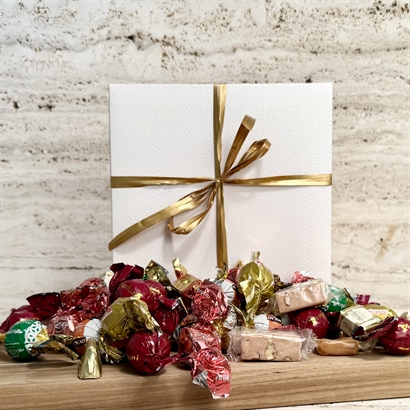 Luksus chokoladeblanding - 750 gram i præget hvid æske