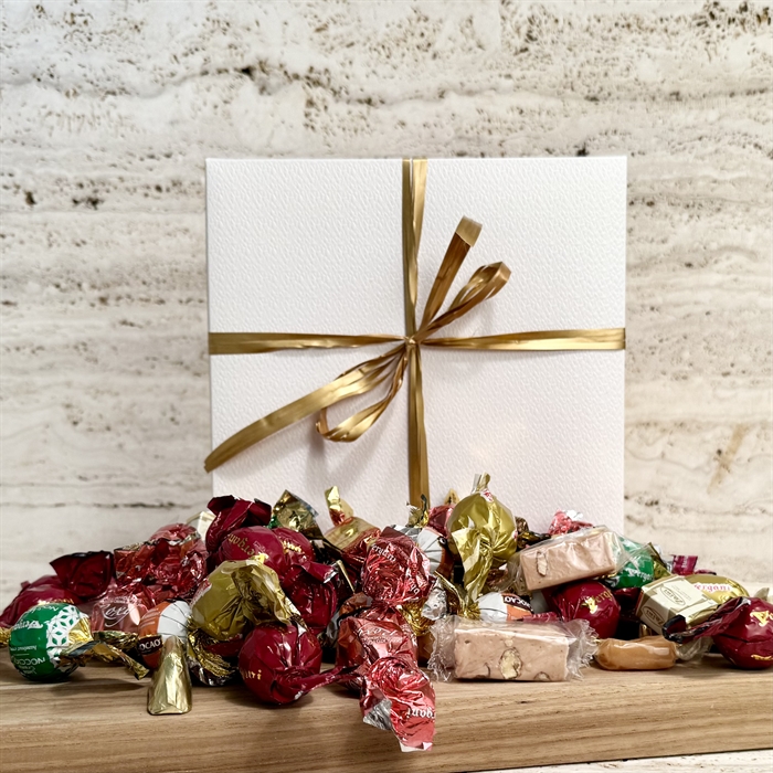 Luksus chokoladeblanding - 750 gram i præget hvid æske