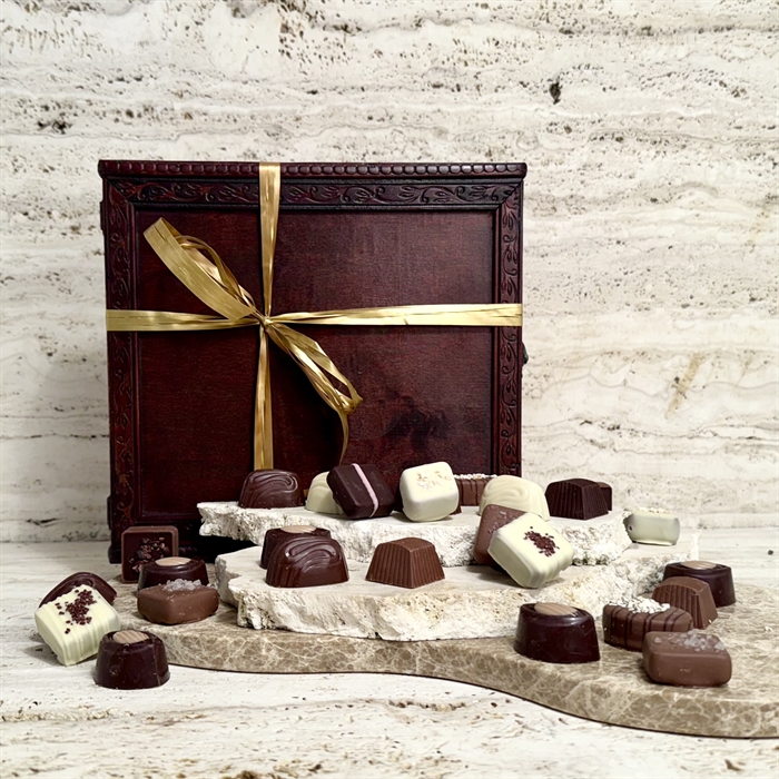 Smukt Træskrin med 25 stykker Belgisk Gourmet Dessertchokolade