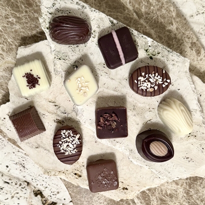 Smukt Træskrin med 25 stykker Belgisk Gourmet Dessertchokolade