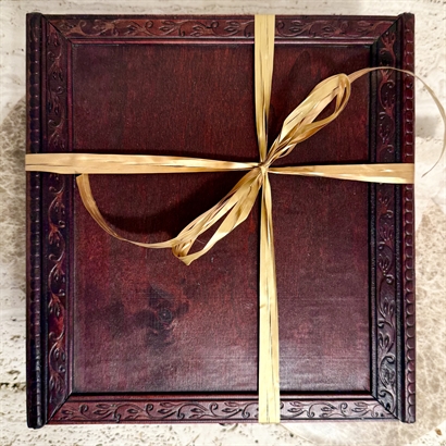 Smukt Træskrin med 25 stykker Belgisk Gourmet Dessertchokolade