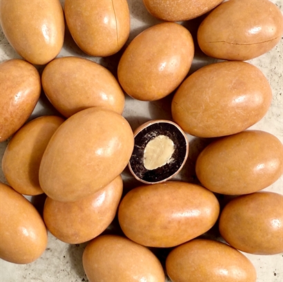 Rødvin og chokoladegave med 2 flasker fyldig italiensk rødvin, lækker Chokolade og snacks.