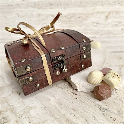 Smukt træskrin med 9 stk. dansk håndlavet dessertchokolade og 200 gram luksus chokoladeblanding