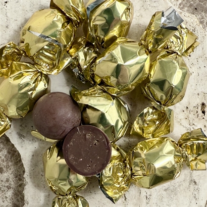   Vin og chokoladegave med 2 flasker vin, masser af lækker Chokolade og snacks.