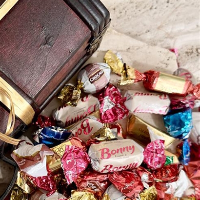 Skatteskrin fyldt med 600 gram luksus chokoladeblanding