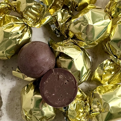 Alkoholfri. Stor bambusæske med granat/æble cider, delikatesser og lækker chokolade