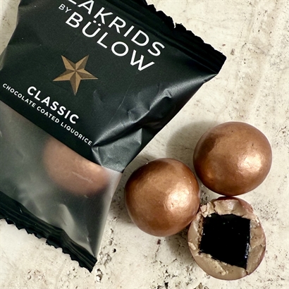 Kæmpe skattekiste med alt hvad hjertet begærer. Delikatesser vin, portvin, delikatesser, lakrids og chokolade