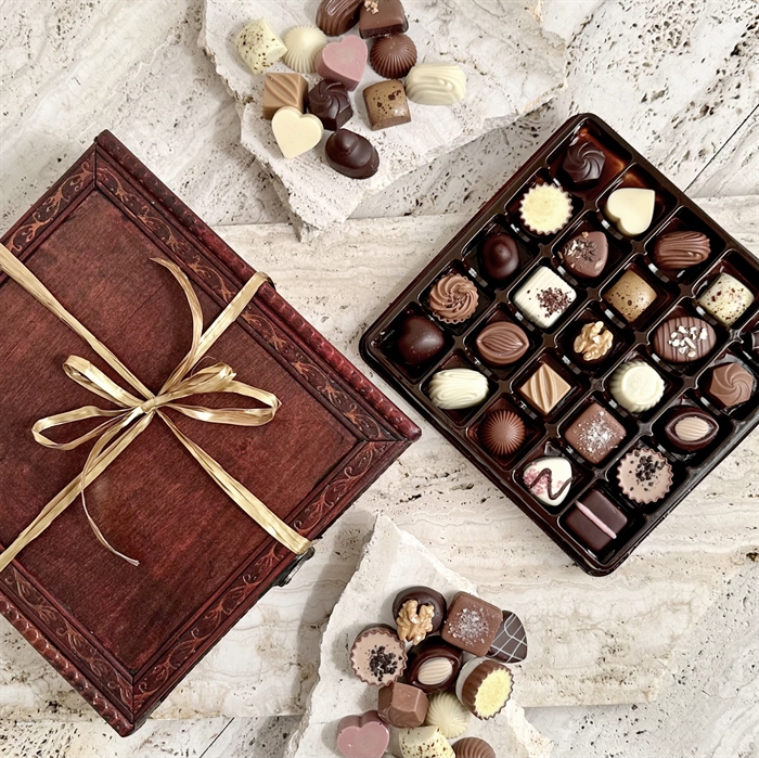 Fint træskrin med 50 stk. dansk og belgisk Luksus dessertchokolade