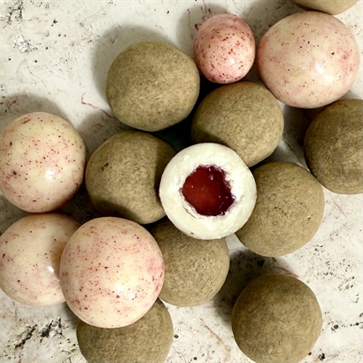   Vin og chokoladegave med 1 flaske rødvin, lækker Chokolade og snacks.