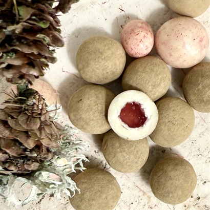   Vin og chokoladegave med 1 flaske rødvin, lækker Chokolade og snacks.