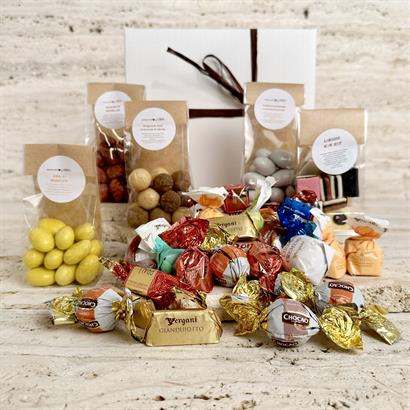  Hvid gaveæske med lædermønster – luksus chokolade & søde julegodter