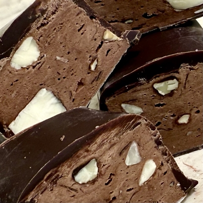 Gavekurv med italiensk rødvin og delikatesser