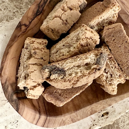 Trækuffert meget stor og fyldt med Dejlig vin, spumante, masser af chokolade og Bülow lakrids