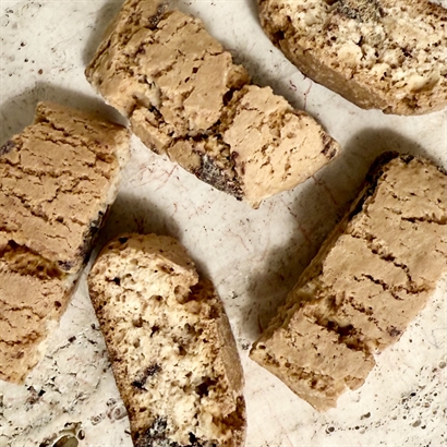 Rødvin og chokoladegave med 2 flasker kraftig moden rødvin, lækker Chokolade og snacks.