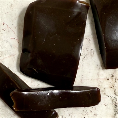 Øl firmajulegave med øl, lakrids og chokolade i rustikt bambusskrin