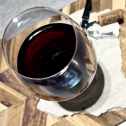 Luksuskurv med Georg Jensen rødvinsglas, 2 flasker Barolo 2017 og delikatesser