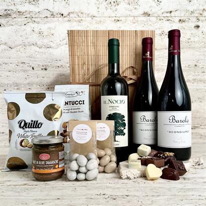 Eksklusiv Vin og chokoladegave med 2 flasker Barolo,1 flaske hvidvin, lækker Chokolade og snacks.