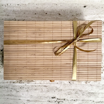 Danske juleøl og snacks – Pakket i smuk bambusæske