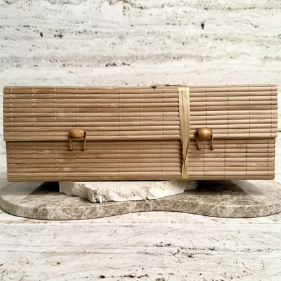 Rødvin og chokoladegave med 2 flasker kraftig moden rødvin, lækker Chokolade og snacks.