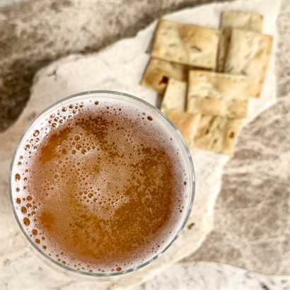 Alkoholfri Dansk juleøl og snacks – Pakket i juesæk