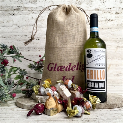 Julesæk med 1 flaske Siciliansk hvidvin og 250 gram luksus chokoladeblanding.