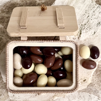Plant et træ bevis - Bambusæske med låg. Fyldt med 200 gram Italienske chokolademandler