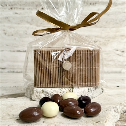 Plant et træ bevis - Bambusæske med låg. Fyldt med 200 gram Italienske chokolademandler