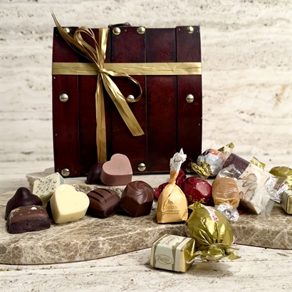 Smukt træskrin med 9 stk. dansk håndlavet dessertchokolade og 200 gram luksus chokoladeblanding