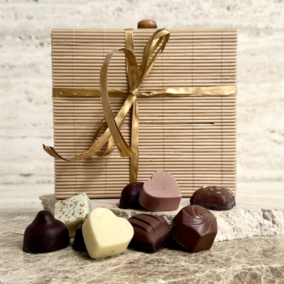 Dansk håndlavet dessertchokolade - 9 stk. i naturfarvet bambusæske