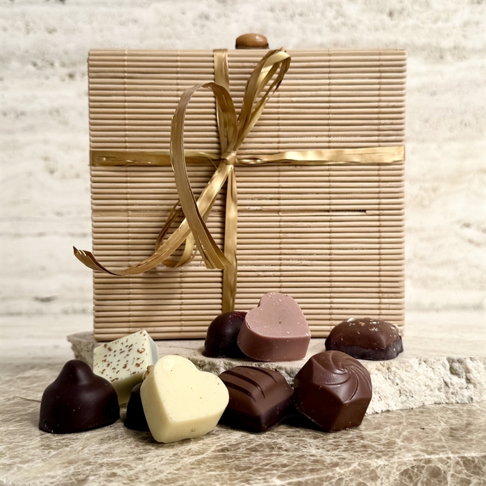 Dansk håndlavet dessertchokolade - 9 stk. i naturfarvet bambusæske