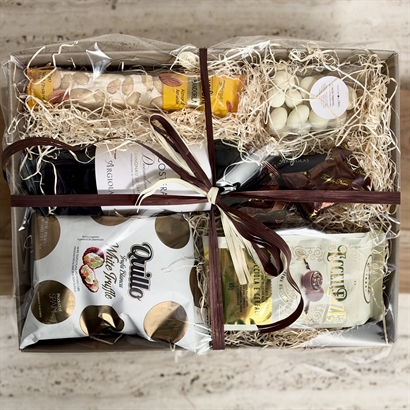 Eksklusiv sardisk rødvin med snacks og chokolade i gavekurv