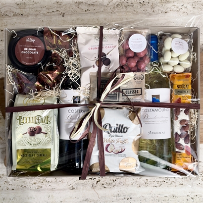 Eksklusive sardiske vine med chokolade og snacks i gavekurv med cellofan