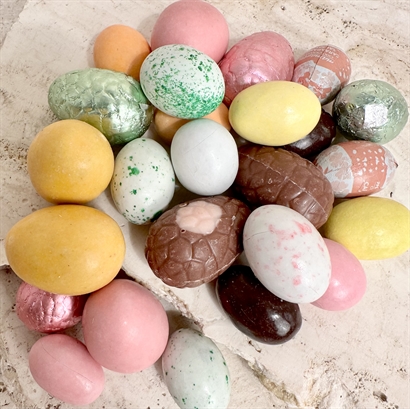 Bambusskrin med Danske påskeæg, Påskeblanding, Bagsværd lakrids, snacks og frøbombe