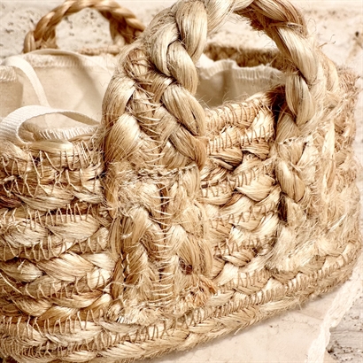 Meningsfuld gave i jutekurv – bæredygtig gave med lakrids, chokolade & frøbombe