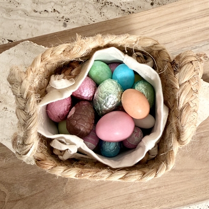 Kurv i jute med Luksus Påskeblanding 400 gram